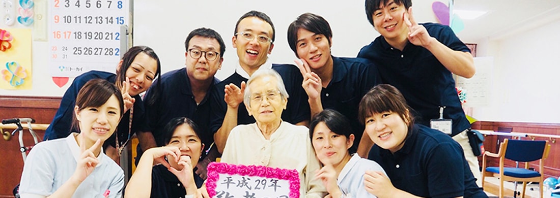 マイライフ徳丸でのお祝いの集合写真