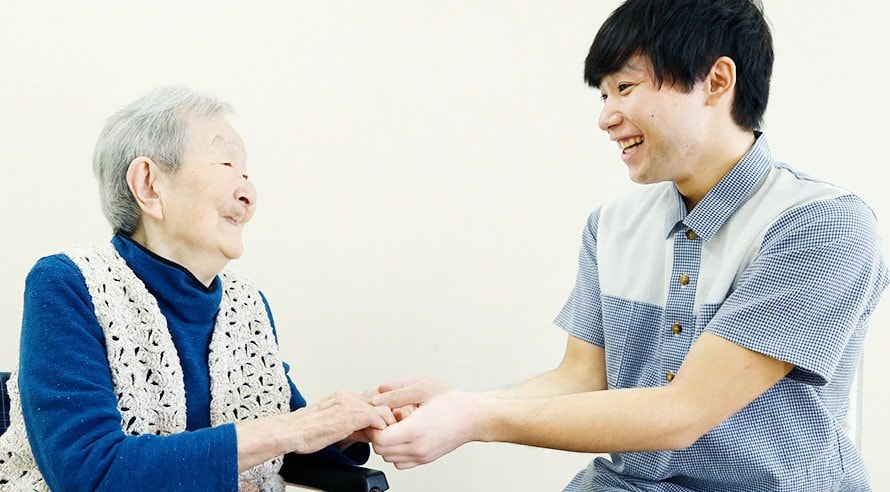 マイライフ徳丸の職員と利用者のふれあい